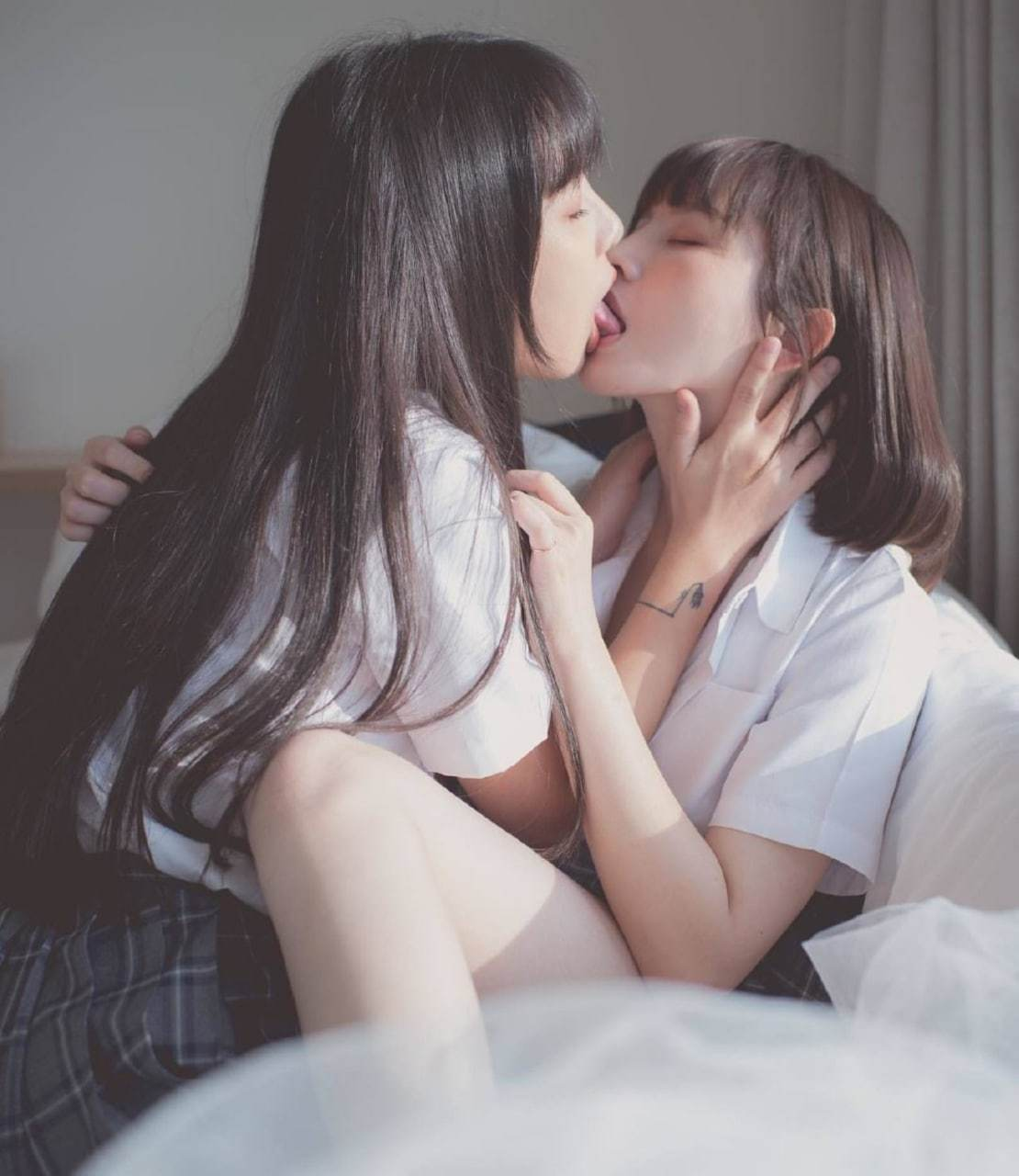 穿粉色紧身裙的女孩趴在电竞椅和桌边休息