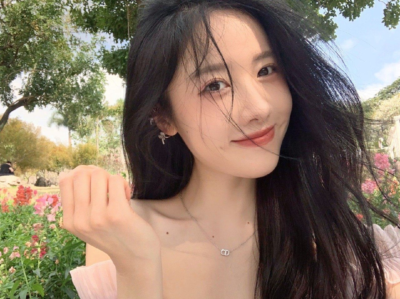路灯下穿白裙走过的女孩